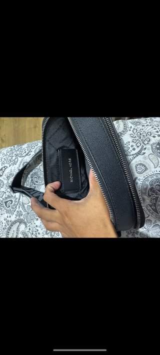 Riñonera Michael Kors Negra 199€ en la etiqueta