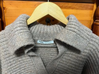 Jersey Zara cuello pico canalé beige S