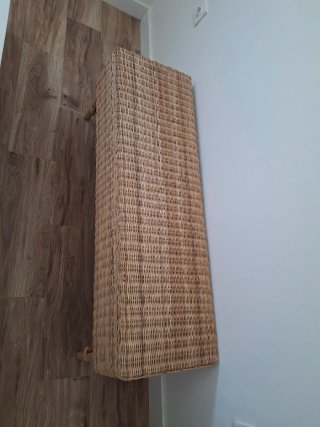Banco de mimbre con patas de madera