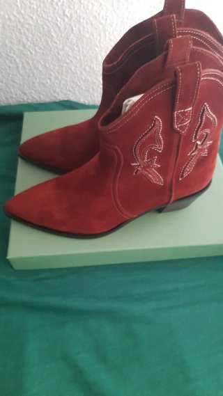 Botines cowboy Hoss Intropia burdeos.