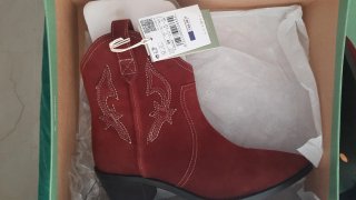 Botines cowboy Hoss Intropia burdeos.