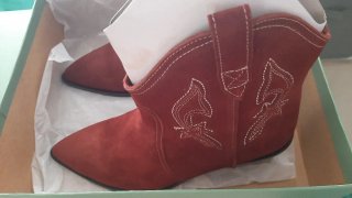 Botines cowboy Hoss Intropia burdeos.