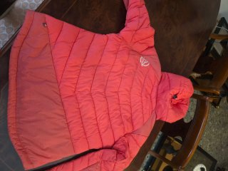 Chaqueta Ternua rosa/roja con capucha
