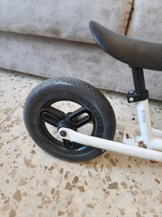 Bicicleta de equilibrio blanca