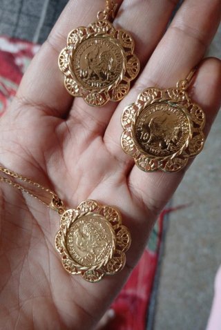 Collar y pendientes chapado en oro