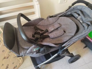 Carrito de bebé gris