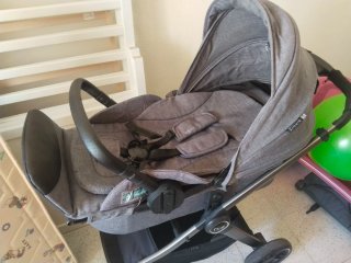 Carrito de bebé gris
