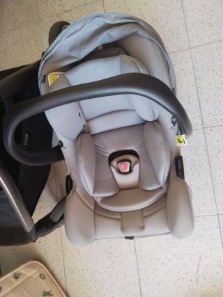 Carrito de bebé gris