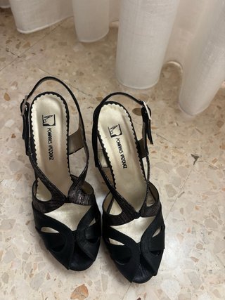 Zapatos de tacón Ponce Vazquez negros y dorados