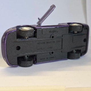 Aston Martin DB7 Maisto Violeta 1:40