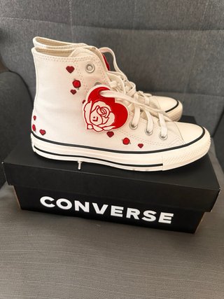 Converse Blancas con Corazones Rojos