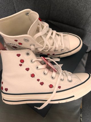 Converse Blancas con Corazones Rojos