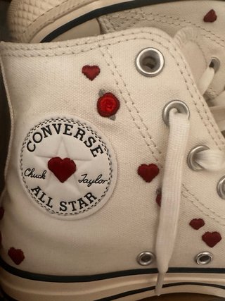 Converse Blancas con Corazones Rojos
