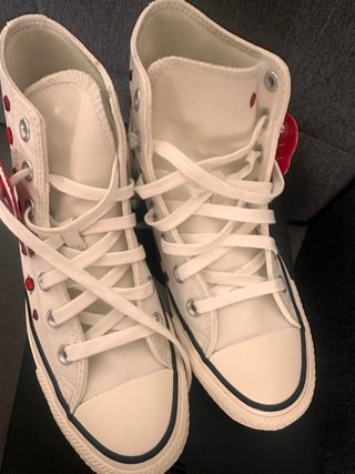 Converse Blancas con Corazones Rojos
