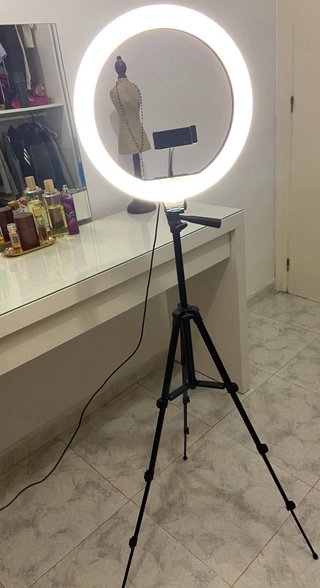 Trípode con Aro de Luz y Soporte Móvil