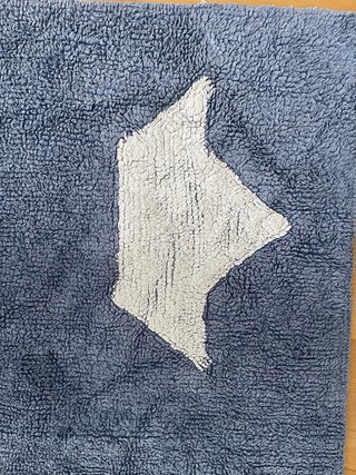 Alfombra infantil azul con barcos de papel