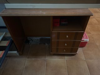 Escritorio de madera con cajones