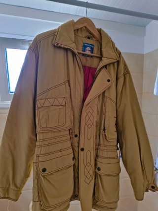 Chaqueta Beige con Cocidos Rojos