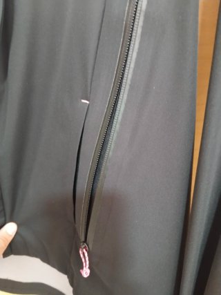 Giubbotto da corsa nero e grigio