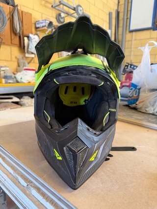 Casco de moto y gafas a conjunto