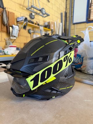 Casco de moto y gafas a conjunto