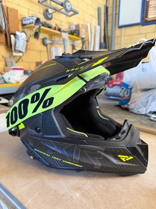 Casco de moto y gafas a conjunto