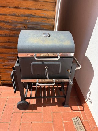 Barbacoa de carbón con tapa y termómetro