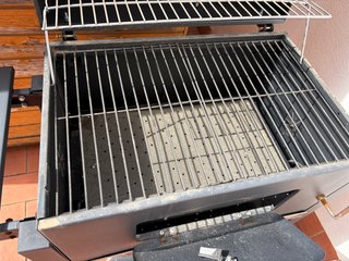 Barbacoa de carbón con tapa y termómetro