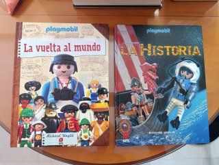Dos libros de historia. Playmobil