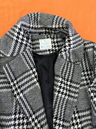 Gabardina larga a cuadros gris y negra