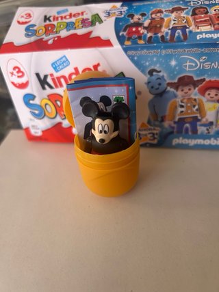 - Kinder Sorpresa Mickey Mouse.