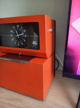 Máquina de fichar vintage naranja