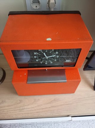 Máquina de fichar vintage naranja