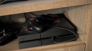 PS4 Negra y dos mandos