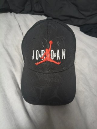 Gorra Jordan Negra y Roja