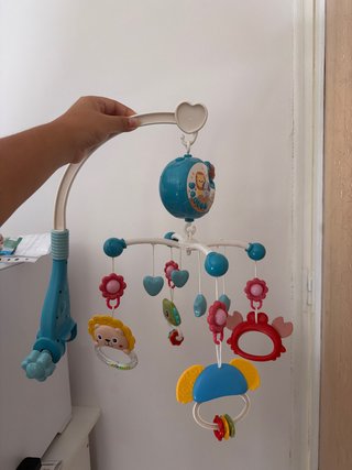 Móvil de cuna musical con figuras