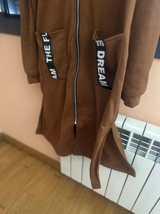 Sudadera larga marrón con cremallera