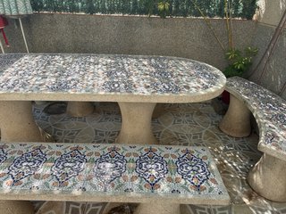 Mesa de piedra con mosaico multicolor