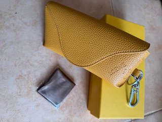Funda gafas piel Loewe amarilla