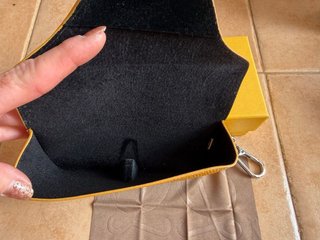 Funda gafas piel Loewe amarilla