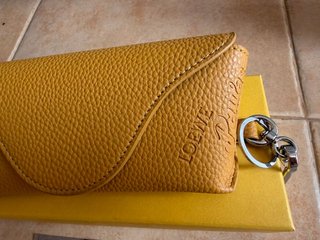 Funda gafas piel Loewe amarilla