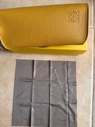 Funda gafas piel Loewe amarilla