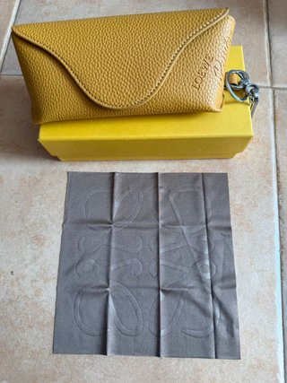 Funda gafas piel Loewe amarilla