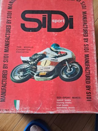 Guanti e stivali moto vintage in pelle nera