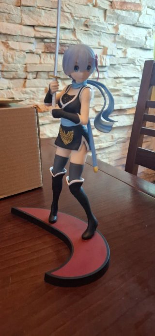 Figura de acción Rem con espada