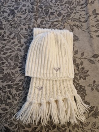 Gorro y bufanda de punto marfil.