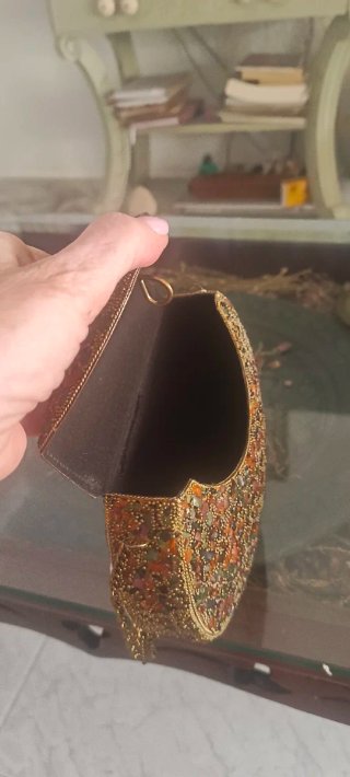 Bolso de mano con cadena y pedrería