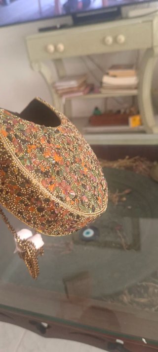 Bolso de mano con cadena y pedrería