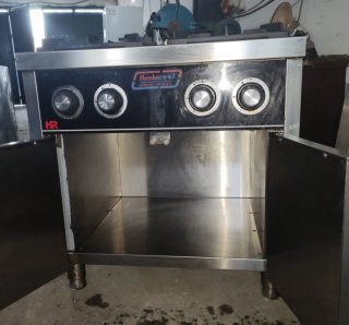 Cocina Industrial HR 4 fuegos con puertas