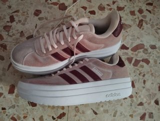 Zapatillas Adidas rosas y burdeos